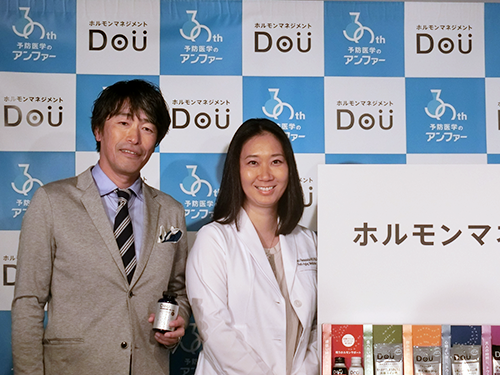 新ブランドの発表を行う叶屋宏一取締役（写真左）と開発に携わったウィミンズヘルスクリニック東京浜中聡子院長